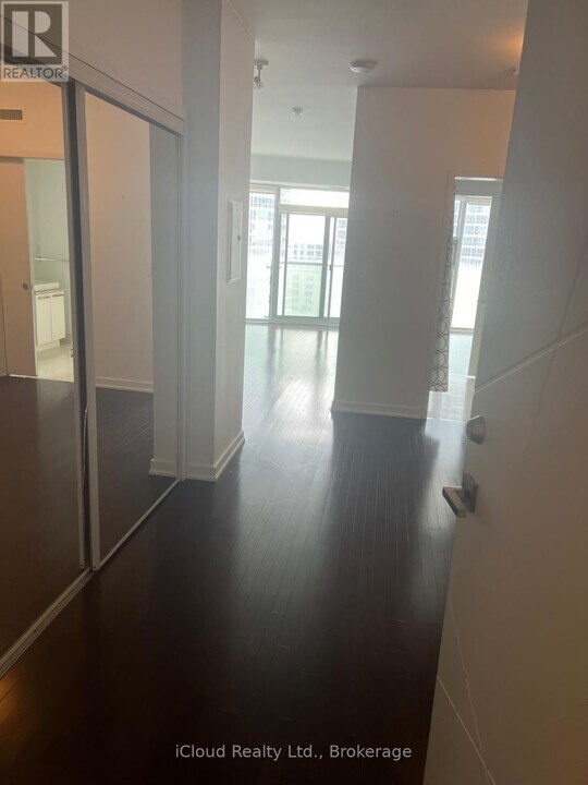 12-1212 York St in Toronto, ON - Building Photo