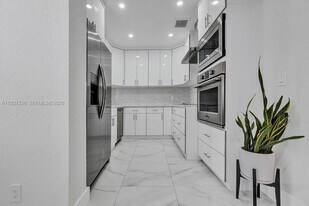6470 SW 27th St in Miami, FL - Building Photo