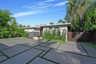 122 E 2nd Ct in Miami Beach, FL - Building Photo - Building Photo