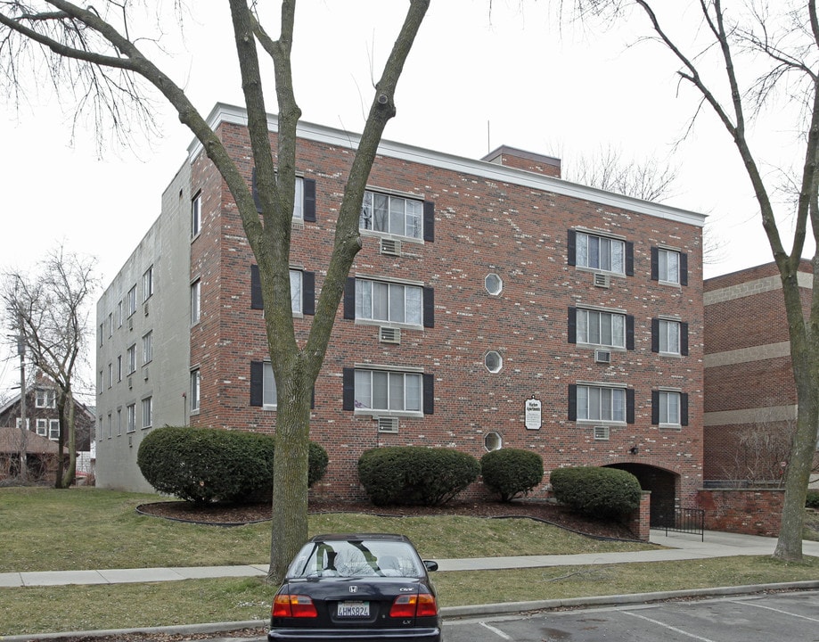 Marlew Apartments in Milwaukee, WI - Foto de edificio