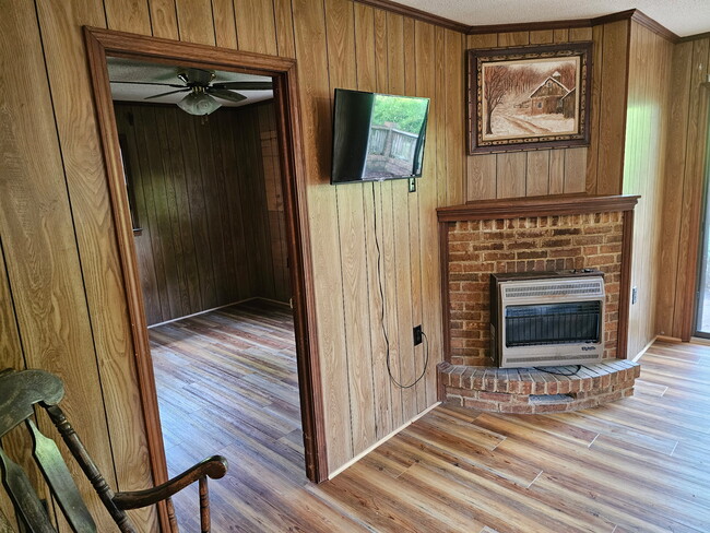 123 Harbor Dr, Unit Goodwinapt in Newport, NC - Building Photo - Building Photo