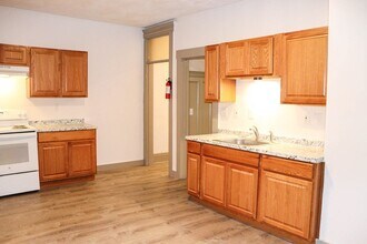 6 Waumbeck St, Unit 2 in Boston, MA - Foto de edificio - Building Photo