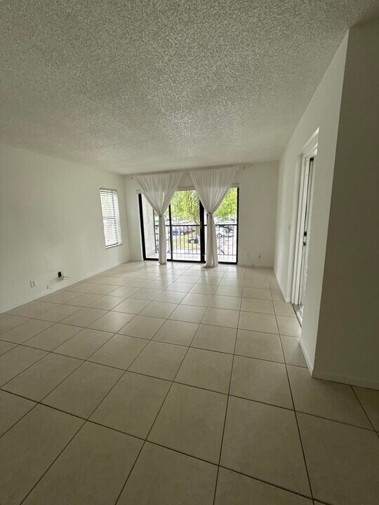 1010 Green Pine Blvd in West Palm Beach, FL - Building Photo