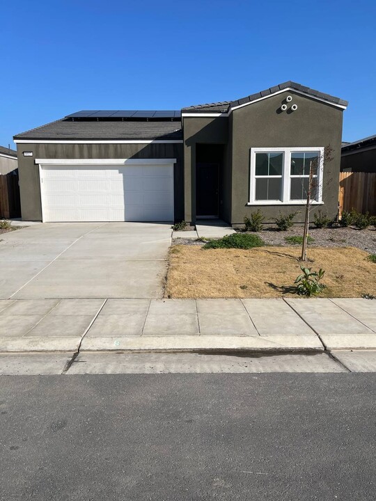 1027 Deerhorn Dr W in Madera, CA - Building Photo