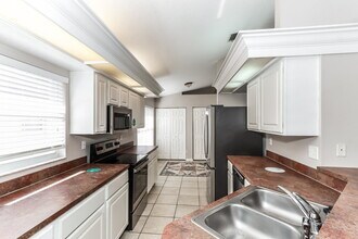 1710 Wakefield Dr in Brandon, FL - Foto de edificio - Building Photo