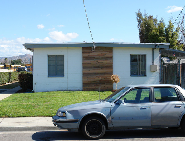 321-331 Roanoke Rd in El Cajon, CA - Building Photo - Building Photo