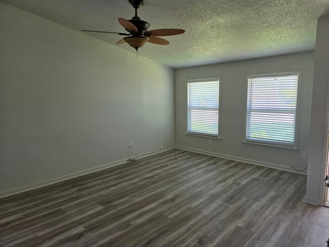 4900 Earlcort Cir in Sacramento, CA - Building Photo - Building Photo