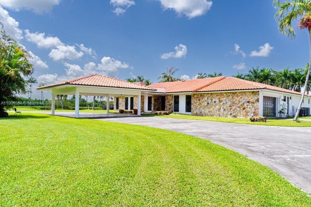 15420 SW 212th Ave in Miami, FL - Building Photo