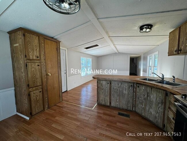 133 Harrison St in Pittsfield, ME - Foto de edificio - Building Photo