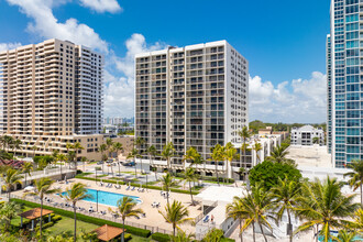 Oceanfront Plaza in Miami Beach, FL - Building Photo - Building Photo