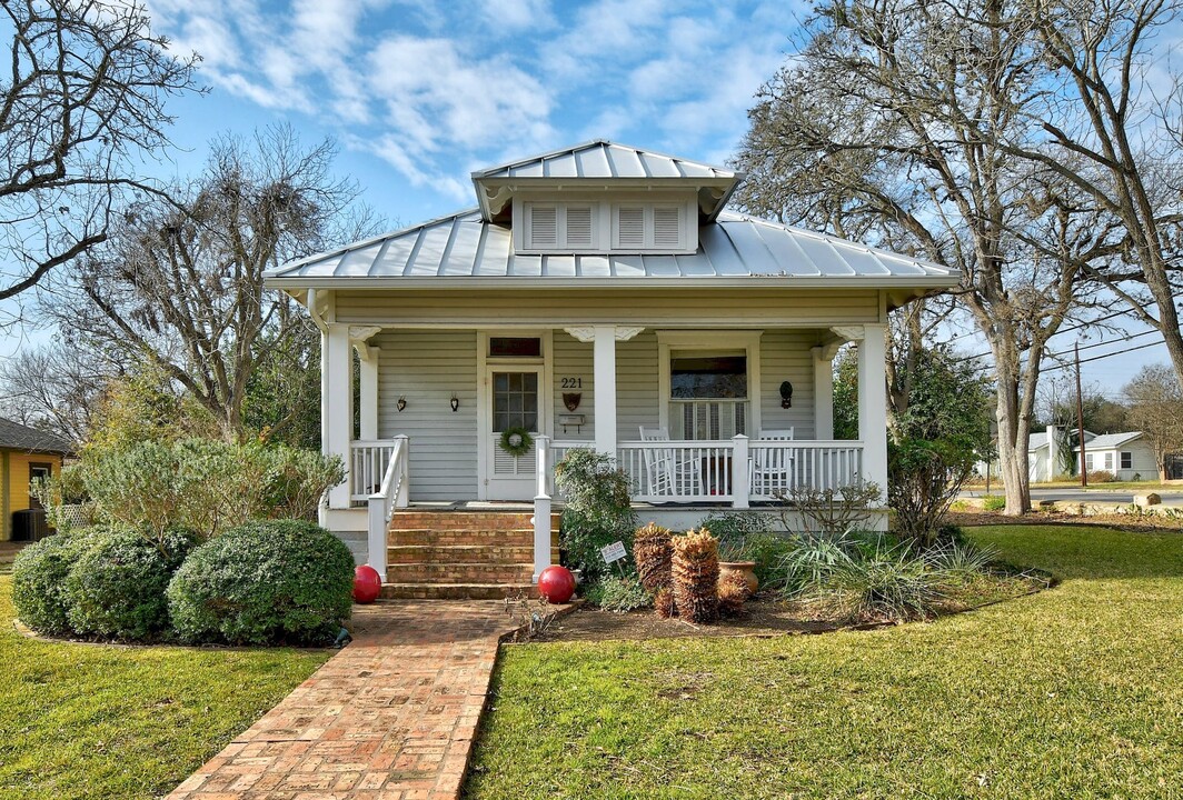 221 N Johnson Ave in San Marcos, TX - Foto de edificio