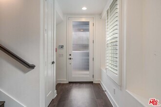 5800 Seawalk Dr in Los Angeles, CA - Building Photo - Building Photo