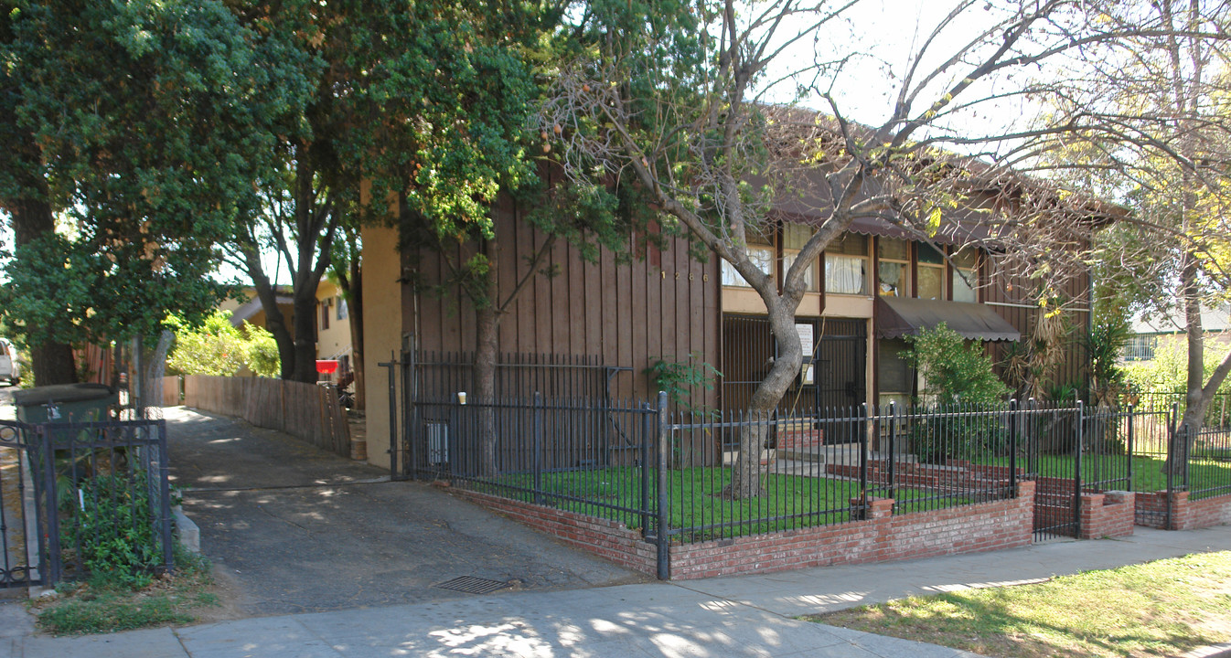 1286 N Summit Ave in Pasadena, CA - Foto de edificio