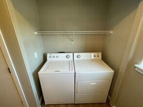 479 Broad St S in Monmouth, OR - Foto de edificio - Building Photo