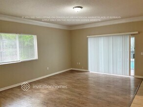 18221 Sandy Pointe Dr in Tampa, FL - Foto de edificio - Building Photo