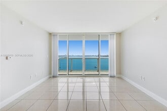 1800 N Bayshore Dr, Unit 1203 in Miami, FL - Foto de edificio - Building Photo