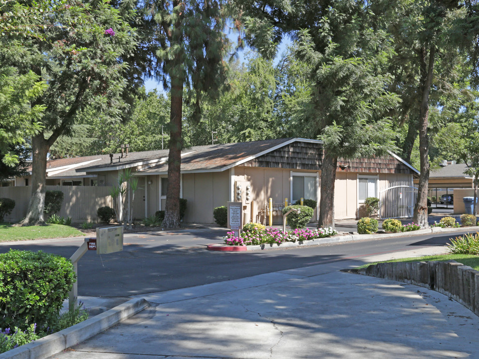 Woodbridge Apartments in Clovis, CA - Building Photo