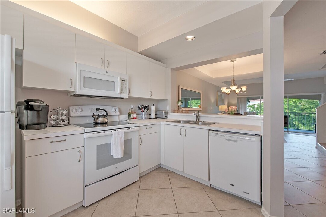 992 Woodshire Ln in Naples, FL - Building Photo