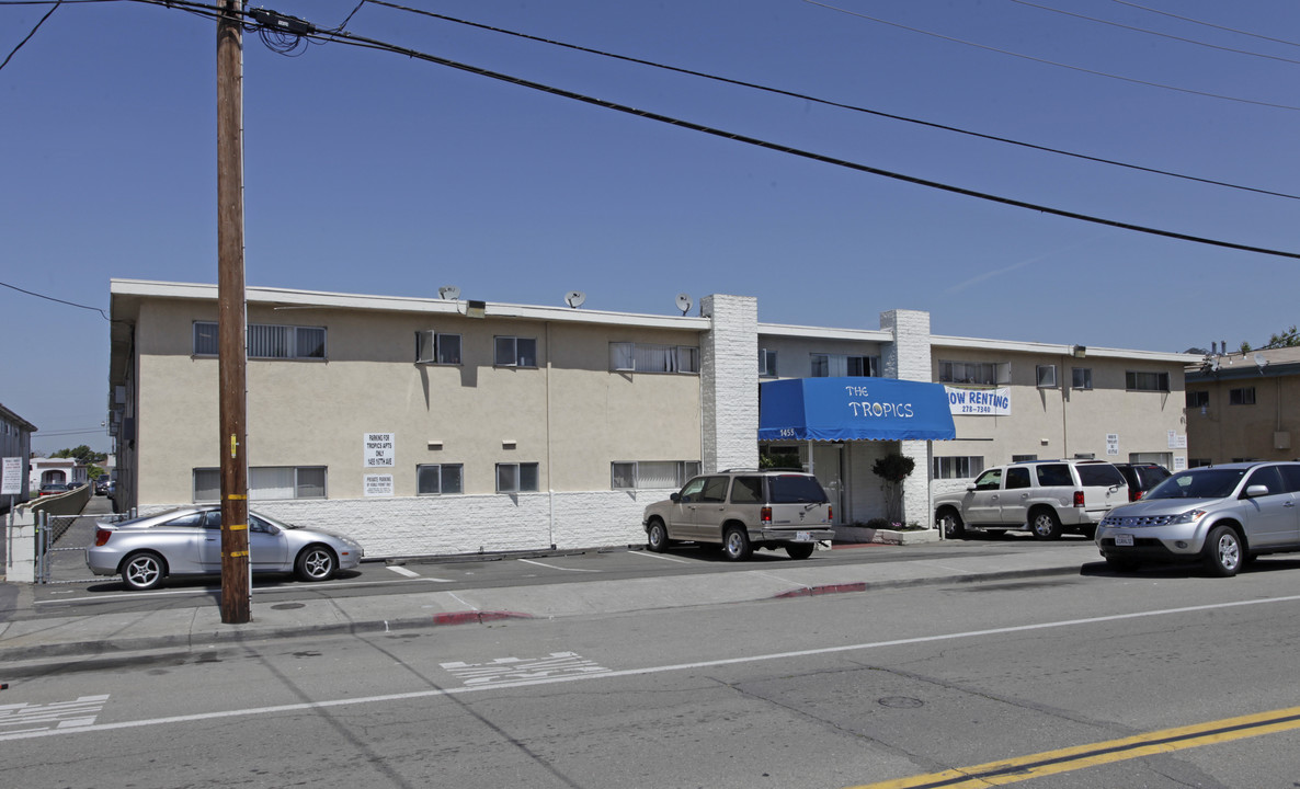 Tropics Apartments in San Leandro, CA - Building Photo