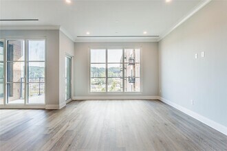 100 Garvies Point Rd in Glen Cove, NY - Building Photo - Building Photo