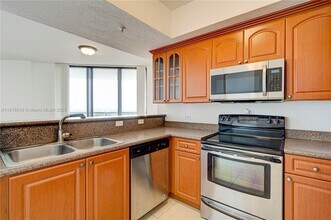 2301 SW 27th Ave, Unit 1400 in Miami, FL - Foto de edificio - Building Photo