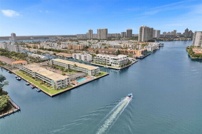3922 NE 166th St in Miami, FL - Building Photo - Building Photo