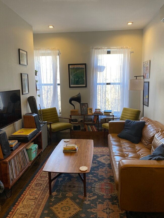 6080 Myrtle Ave, Unit 3H in Ridgewood, NY - Building Photo - Building Photo