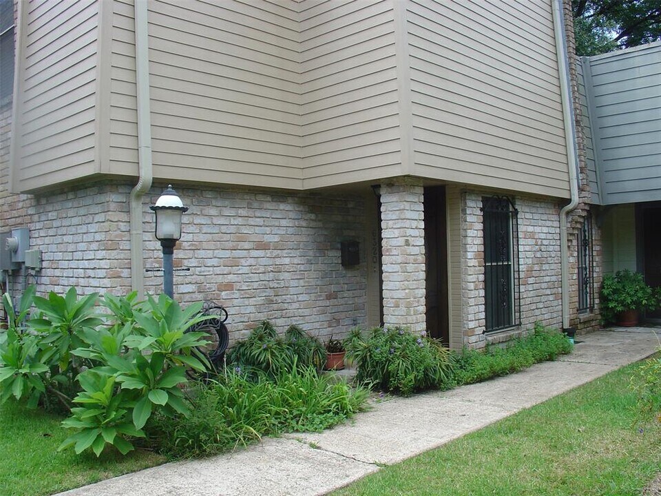6320 N 1st St in Bellaire, TX - Foto de edificio