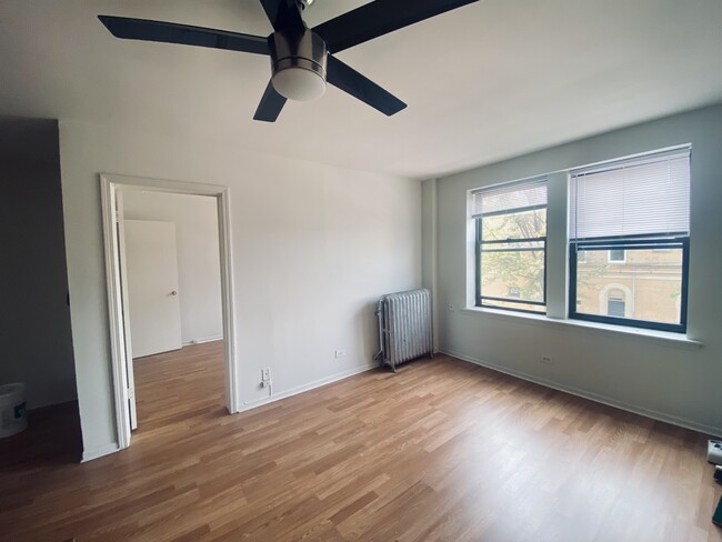 property at 3933 N Clarendon Ave