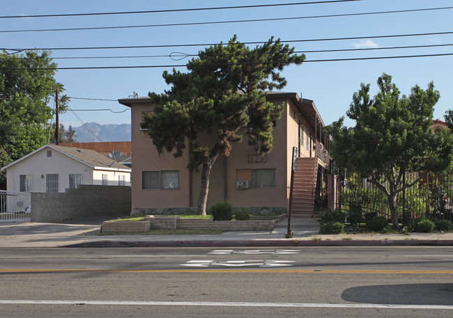 11233 Lower Azusa Rd in El Monte, CA - Foto de edificio - Building Photo