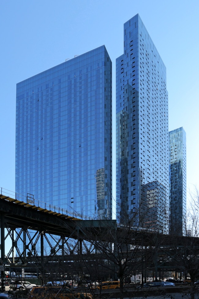 2 Jackson Park in Long Island City, NY - Foto de edificio - Building Photo