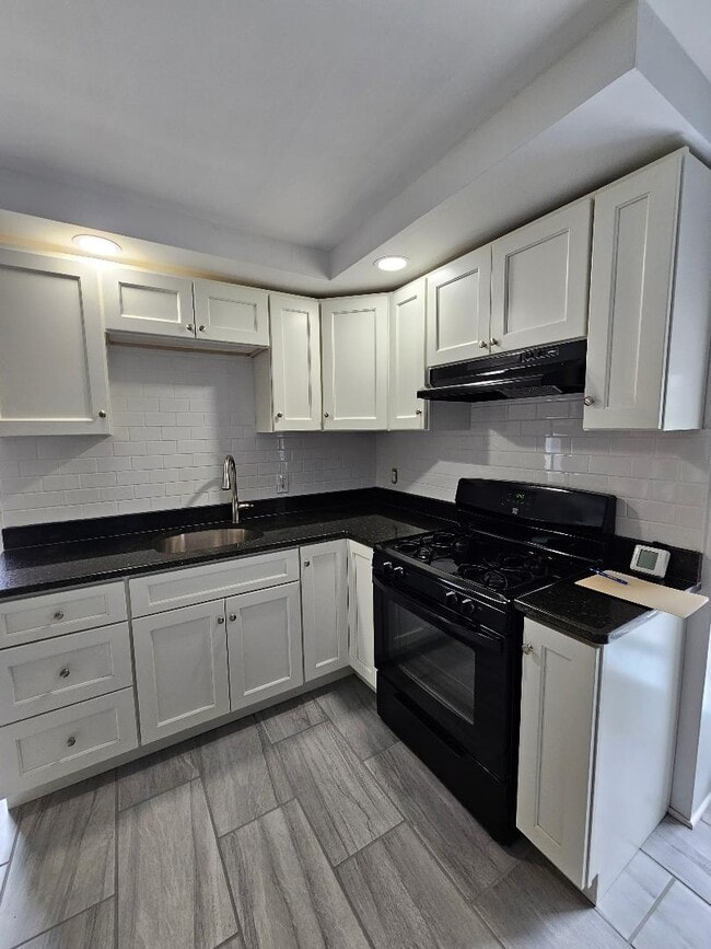 335 President Ave, Unit 3 in Fall River, MA - Building Photo - Building Photo