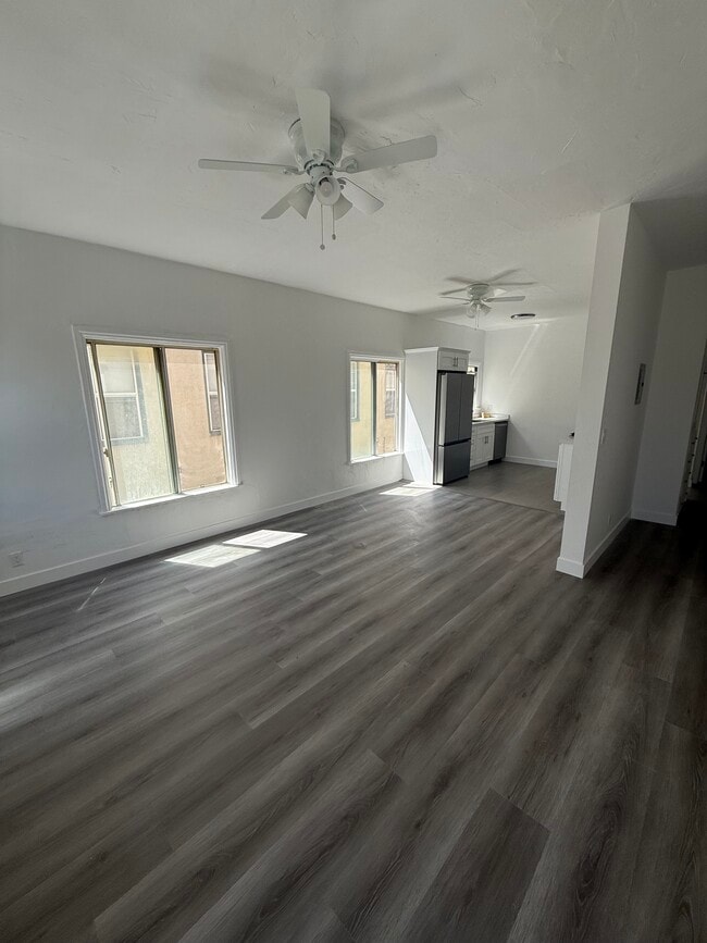 1352 S Burnside Ave, Unit 7 in Los Angeles, CA - Building Photo - Building Photo