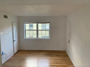 15 Sidonia Ave-Unit -B in Coral Gables, FL - Foto de edificio - Building Photo