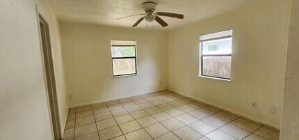1115 NW 6th Pl in Gainesville, FL - Building Photo - Building Photo