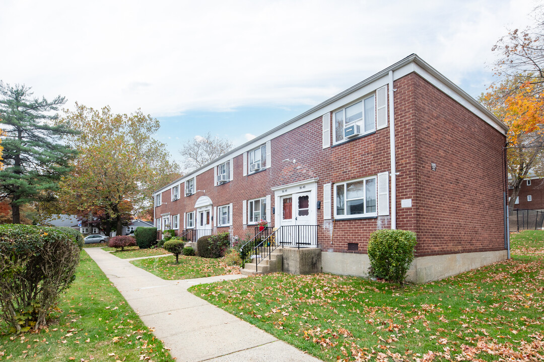 Alley Pond Owners Corporation in Bayside, NY - Foto de edificio