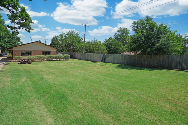 Villa Gardens Apartments in Midwest City, OK - Building Photo - Building Photo