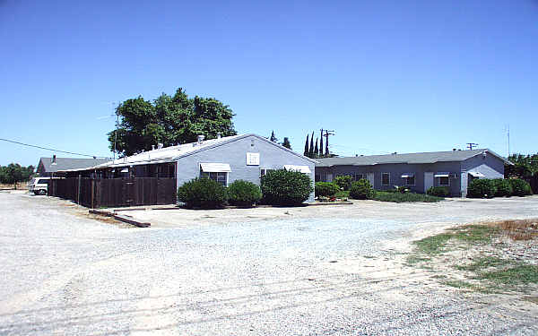 2423-2431 Sylvan Ave in Modesto, CA - Foto de edificio