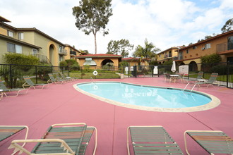 Parkside Villa Apartments in Oceanside, CA - Foto de edificio - Building Photo