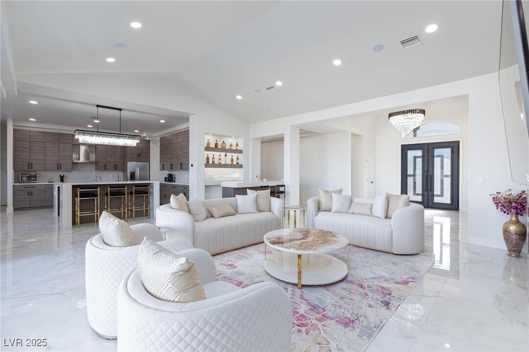 6525 Ponderosa Way in Las Vegas, NV - Building Photo