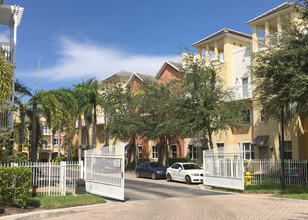 Vintage at Lighhouse Point in Lighthouse Point, FL - Foto de edificio - Building Photo