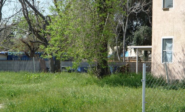 823 W Orange St in San Bernardino, CA - Foto de edificio - Building Photo