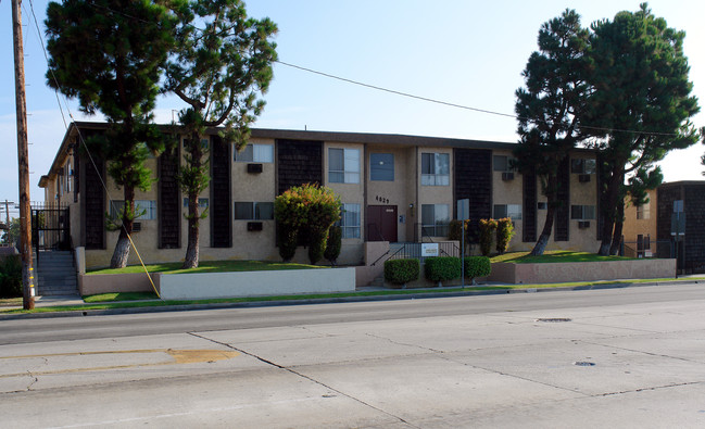 4029 W Rosecrans Ave in Hawthorne, CA - Foto de edificio - Building Photo