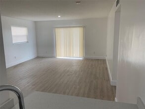 4121 Stirling Rd, Unit 401 in Davie, FL - Foto de edificio - Building Photo