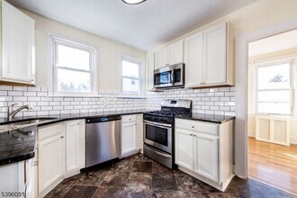 11 Lewis St in Bloomfield, NJ - Building Photo - Building Photo