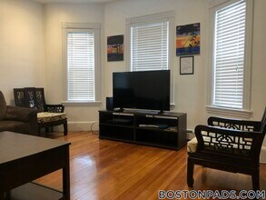 27 Brackett St, Unit 1 in Boston, MA - Building Photo - Building Photo