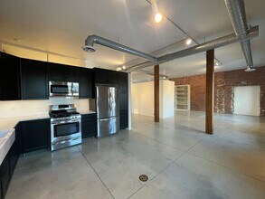 54 Old Granite St in Manchester, NH - Building Photo - Building Photo