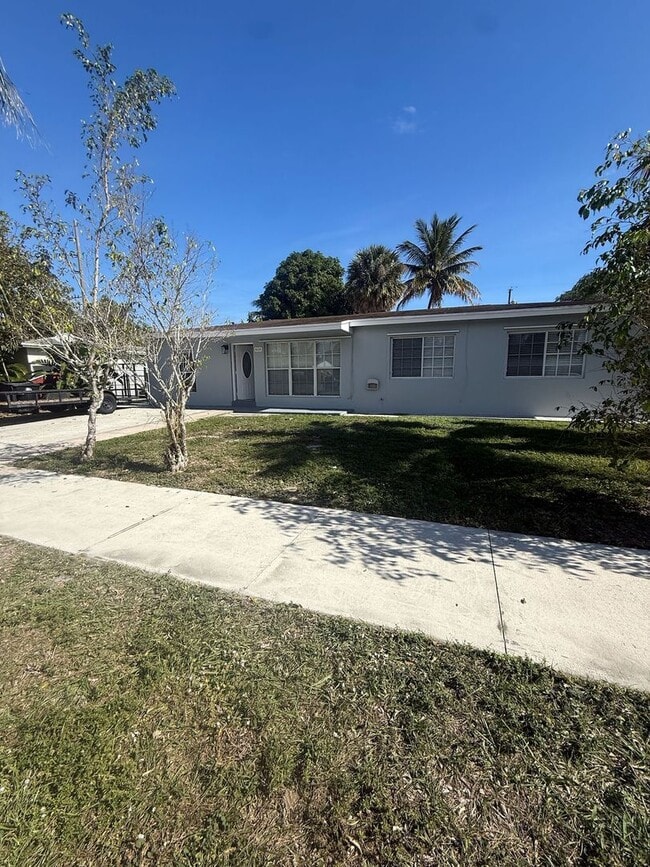 616 Wright Dr in Lake Worth Beach, FL - Building Photo - Building Photo
