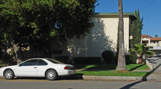 425 Holliston Ave in Pasadena, CA - Foto de edificio - Building Photo