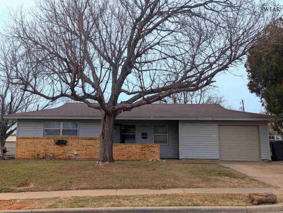 2716 Broadmoor Pl in Wichita Falls, TX - Building Photo